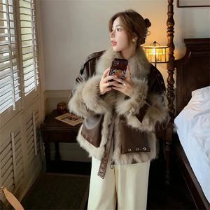 2025 가을 겨울 새로운 모피 그물 빨간색 인기있는 작은 경적 스티치 모피 한 모조 여우 모피 노화 가죽 자켓 여성 짧은