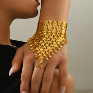 독특하고 세련된 골드 색상의 튼튼한 수제 비즈 팔찌(드롭 비즈 포함). 고급스럽고 파티에 딱 맞습니다.