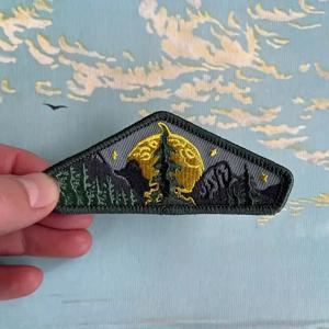 1PC 마운틴 문 수 놓은 패치 자연 애호가 여행 배지 DIY 선물 아이언 의류 모자 가방 자켓 트럭 모자에 대한 패치