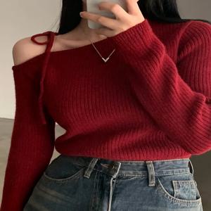 레드 오프숄더 벨티드 스웨터 여성 디자인 센세이션 니치 하이엔드 느낌 탑 동대문 가을 겨울 신상품