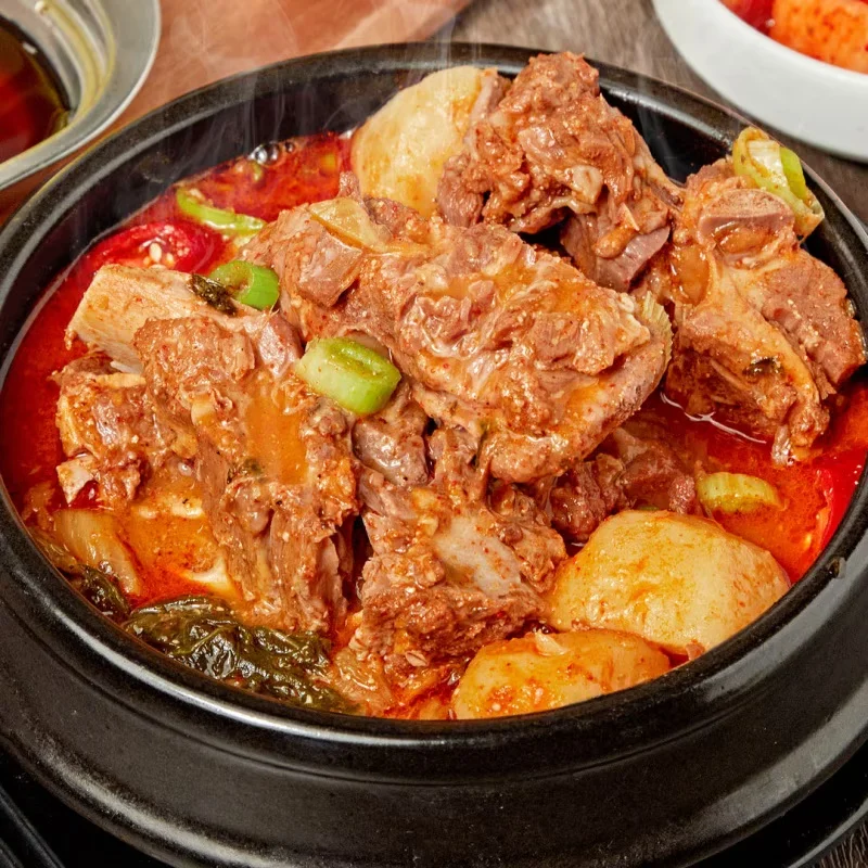돼지 등뼈가 가득! 푸짐한 얼큰 감자탕 1kg (2인분)