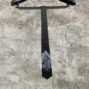 준지 이토의 호러 만화 프린트가 있는 어두운 분위기의 독특한 넥타이의 오리지널 디자인