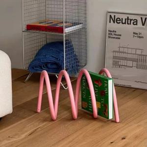 크리 에이 티브 스프링 로드 회전 책장 INS 미적 데스크탑 주최자 금속 오피스 책 홀더 홈 매거진 디스플레이 랙