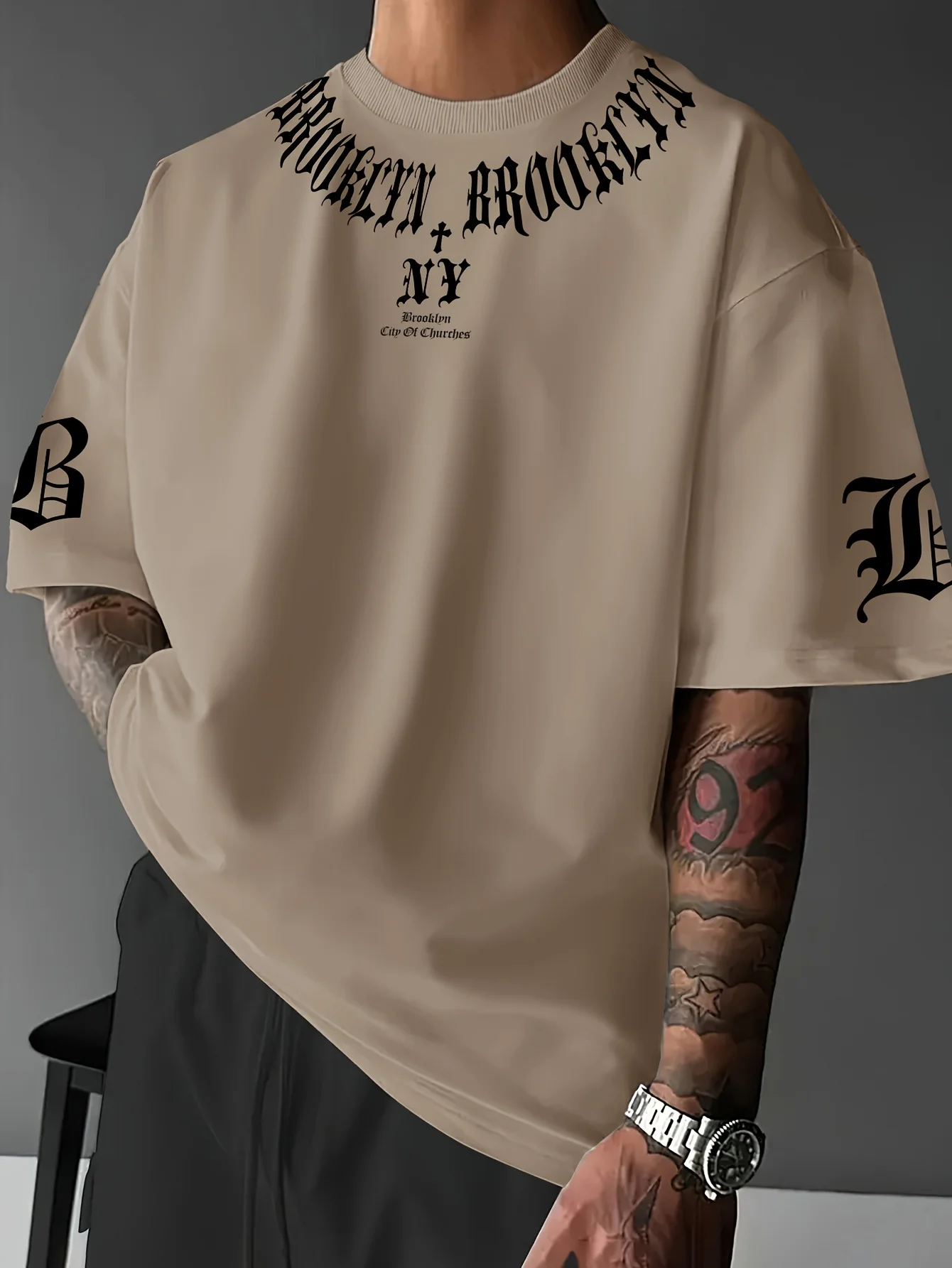 2025년 여름 신상 남성 티셔츠는 캐주얼하고 패셔너블하며 스포티하고 통기성이 좋고 부드럽고 심플한 3D 레터 프린트입니다.