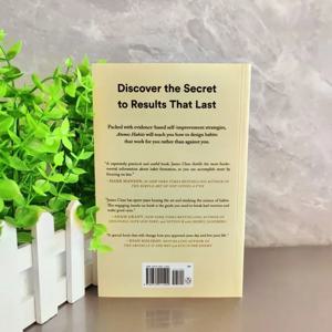 아토믹 해빗은 좋은 습관을 기르는 인기 있는 책으로, 고품질의 효율적이고 이해하기 쉬운 나쁜 습관을 버리는 방법입니다.