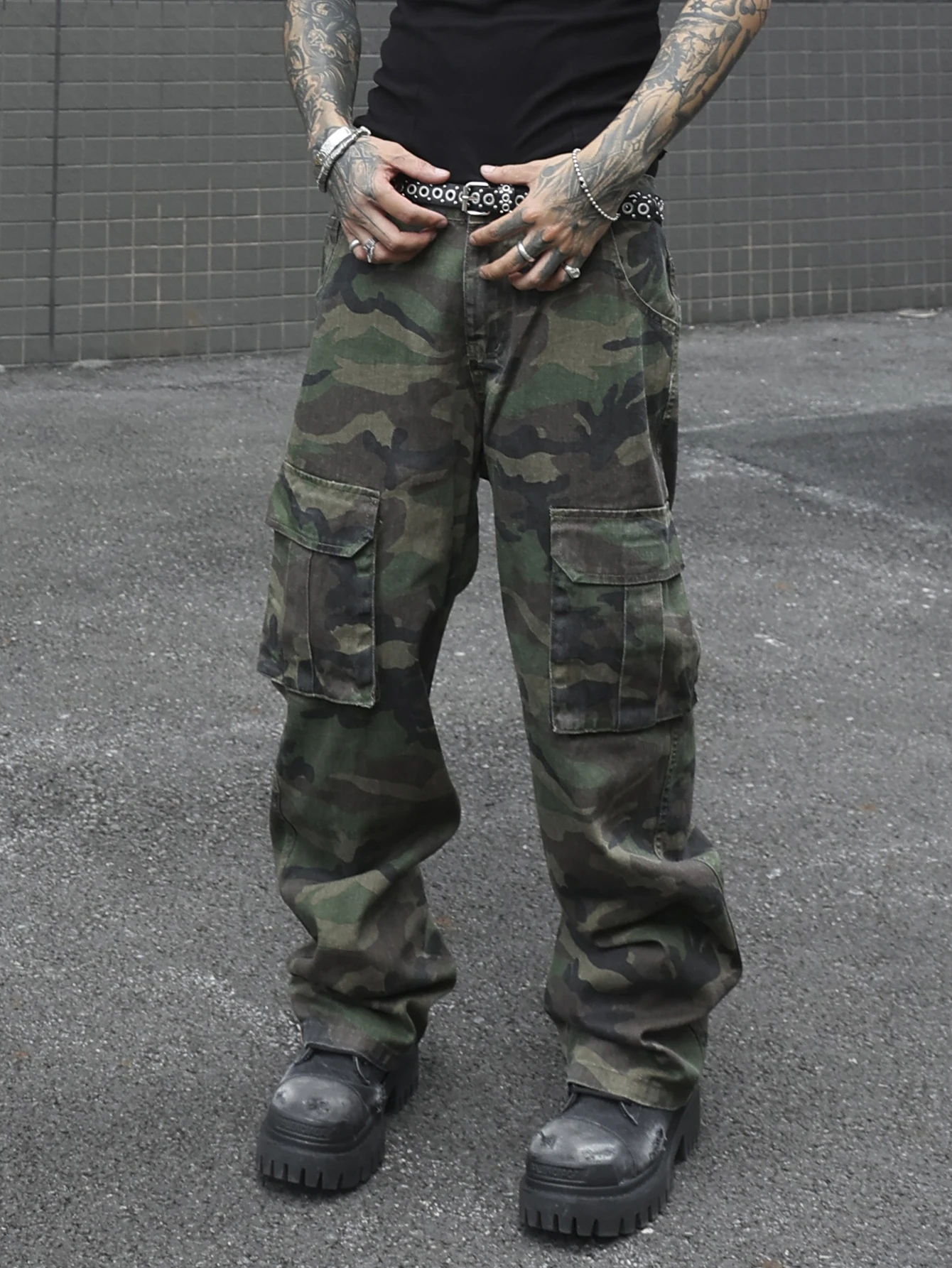 남성용 위장 유틸리티 청바지. 멀티 포켓 디자인. 세련되고 트렌디합니다. 루즈핏.