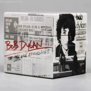 유명한 미국 팝 가수의 음악 앨범 CD 세트. 1966년 라이브 녹음의 36-CD 박스 세트