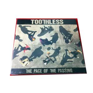 CD Toothless The Pace of The Passing은 가벼운 리듬, 몽환적인 신디사이저 분위기, 섬세한 가사로 특징화되어 있습니다.
