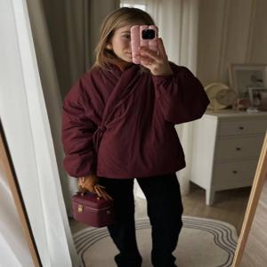 AOMO 2026 봄 여성 와인 레드 오버사이즈 랩 파카 리본 여성 하이 스트리트 패딩 퀼팅 재킷 BE220