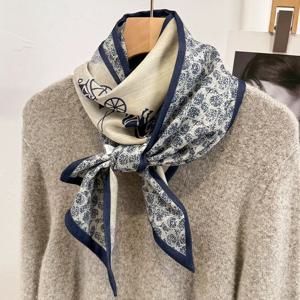 유행하는 봄 가을 마차 토템 프린트 실크 스카프 여성용 와이드 앵글 넥타이 매칭 슈트 코트 스카프 한국 스타일