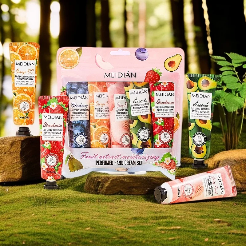 보습과 오래 지속되는 향을 위한 5종 과일향 핸드크림. 핸드 케어 마스크 크림