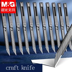 M&G 다용도 칼은 30도 블레이드 각도 디자인을 특징으로 하며, 박스 오프너, 벽지 커터, 상자 절단기로 사용 가능합니다.