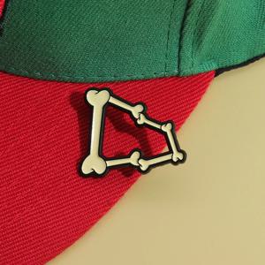 크리 에이 티브 뼈 모양 골프 공 모자 핀 볼 마커 액세서리 배낭 옷 옷깃 핀 금속 브로치 친구를위한 선물