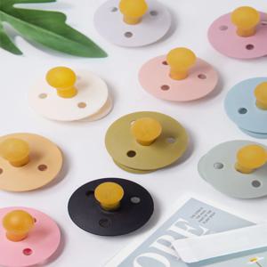 1 Pc 아기 젖꼭지 라텍스 소재 둥근 젖꼭지 엄마의 가슴에 가까운 부드러운 맛 PP 라운드 배플 핸들이있는 100% Bpa 무료