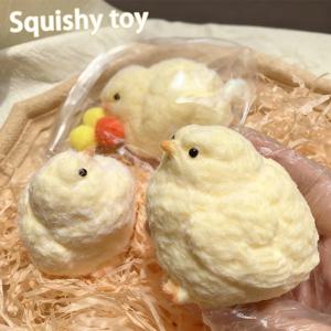 압축되지 않은 장난감 - 빨리 튀어오르는 부드럽고 짜낼 수 있는 노란색 작은 병아리. 생일 선물로 귀여운 수제 장난감