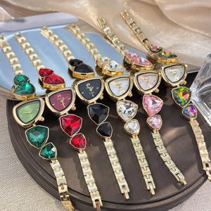 새로운 컬러웨이 불규칙 디자인 다이아몬드 시계 럭셔리 니치 컬러풀 패션 하이엔드 감성 쿼츠 여성 손목시계