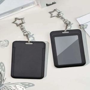 별 모양의 펜던트가 달린 이 카드 홀더는 가방 참이나 열쇠고리로 사용할 수 있습니다. 신분증, 연예인 카드 등을 보관할 수 있습니다.