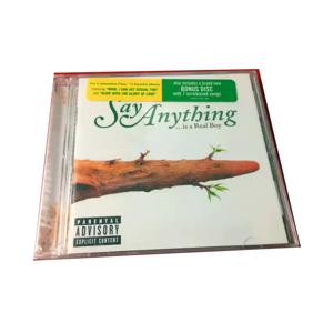 CDSay Anything Is A Real Boy 2CD는 예리한 가사, 극적인 멜로디, 긴장감 가득한 분위기로 특징적이며, 다양한 테마를 결합한 작품입니다.