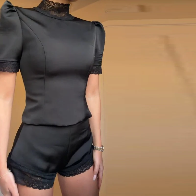 새틴 레이스 엣지 탑 숏 세트 (여성용) 하이넥 패드 숄더 블라우스 로우 웨이스트 숏츠 2026 레이디 봄 여름 의상