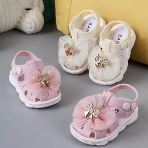 2025년 최신 인기 여성 샌들은 꽃무늬 디자인, 달콤하고 사랑스러운 리본, 가볍고 통기성이 좋은 소재를 특징으로 합니다.