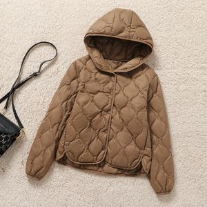 가을, 겨울 새로운 여성의 경량 다운 재킷 패션 따뜻한 방풍 슬림 화이트 오리 후드 성숙한 여성 재킷