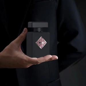 이니티오 파르푸스 프리베 오드/머스크 테라피 오 드 퍼퓸, 베르가못, 만다린, 목련, 카시스, 우드 향의 탑 노트