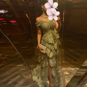 맞춤 제작 오프숄더 티어드 프롬 드레스 2025 비즈 러플 레이어드 이브닝 파티 가운, 스플릿 더스티 그린 맥시 드레스