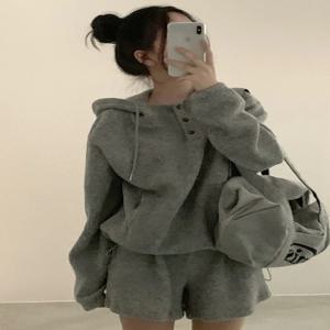 2025년 겨울 여성 캐주얼 루즈핏 후드 풀오버 탑과 반바지 투피스 세트 시크 스타일 트렌디한 스트리트웨어