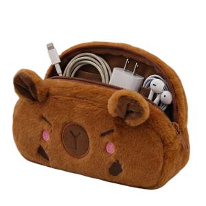 대형 봉제 카피바라 필통 - 메이크업 브러쉬 홀더, 동전 지갑 및 사무용품 보관함이 포함된 넓은 문구류 정리함