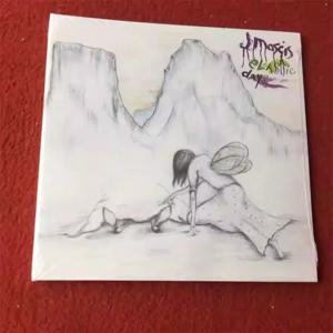 친밀한 홈 스튜디오에서 녹음된 솔로 작품, 어둡고 편안한 얼터너티브 록 앨범, 휴식과 깊은 감상에 완벽한 CD.