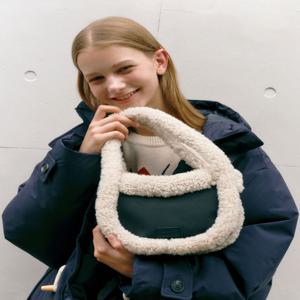 질 바이 질스튜어트 [[25FW]] JLBA5F673BK [플러피] 시어링 호보 퍼토트_블랙