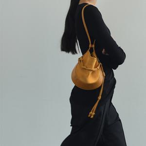 커비 호보 백 스웨이드 미니 머스터드