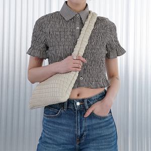 텍스쳐드 호보 백 스몰 크로스 바닐라