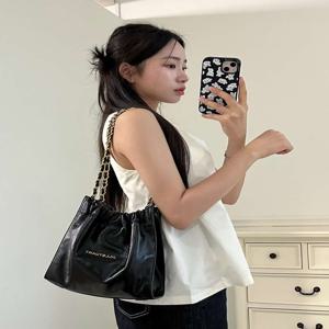 [코코체인] 블랙 골드 장식 드로우스트링 스몰 체인숄더백 JABA5F143