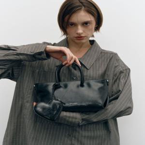 [젤리백] 블랙 글로시 가죽 토트 겸 크로스백 JABA5F763