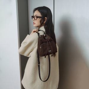 [정가 69,900원]아만다 복조리 스웨이드백_AR7AB803