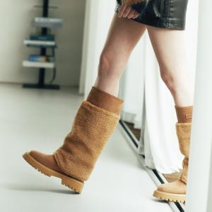 [리퍼브][정상가 178,000원] 컵 솔 스웨이드 & 램 시어링 버클 롱 부츠 I KM132