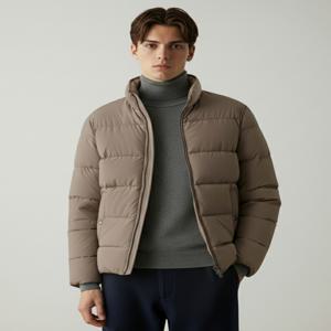 남성 [[25FW]] DMJU5D301I3 [ONLINE EXCLUSIVE] 다크베이지 스탠카라 경량 구스다운 점퍼