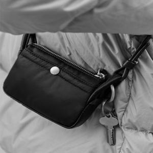 [가벼운미니백]HJBA6E903BK_남녀공용 블랙 단색 나일론 초미니 크로스백