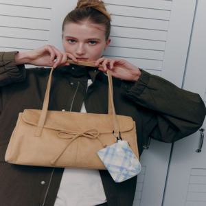 질 바이 질스튜어트 [[26SS]] JLBA6E075I2 [벨라] 리본 숄더백_PU스웨이드 베이지