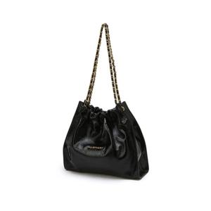 [질스튜어트] 블랙 골드 장식 드로우스트링 체인숄더백M JABA5E142BK