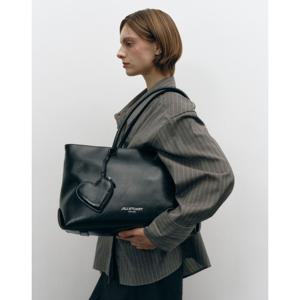 [질스튜어트] 블랙 글로시 가죽 엑스라지 숄더백 (16인치노트북수납) JABA5E760