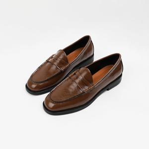 [신난다슈] 여성 로퍼 단화 2cm 여자 플랫 구두 슬립온 발편한 낮은굽 유광 SO251420 브라운