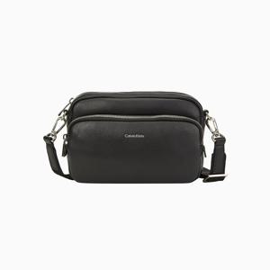 CK진  남성 레이스드 로고 카메라 백팩(4D3159G-UB1)