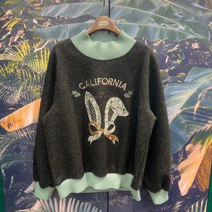 [르니앤맥코이]하프넥모직느낌자수티블라우스MN02BL102_IC