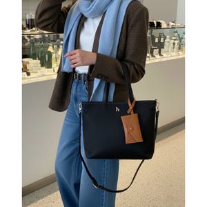 [헤지스][택가 178,000원] 26SS 아이코닉 나일론 블랙 퍼피 로고 토트겸 숄더백 M (카드참 SET) HIBA6E855BK