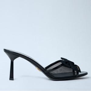 26 SS 프라다 로고 디테일 보우 패치 레더 메쉬 힐 샌들 블랙 1XX789 F 075 77T F0002