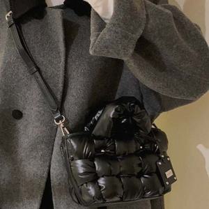 미니 크로스 시크 엠보 큐티백