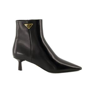 26 SS 프라다 로고 디테일 플라크 포인티드 토 레더 부츠 1T217OF