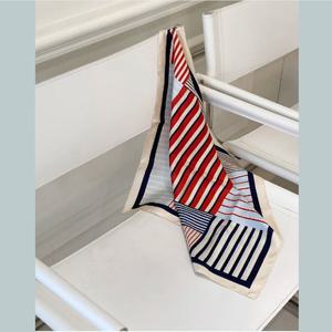 [헤지스] 아이보리 스트라이프 사각 실크 스카프 HIMU4E803